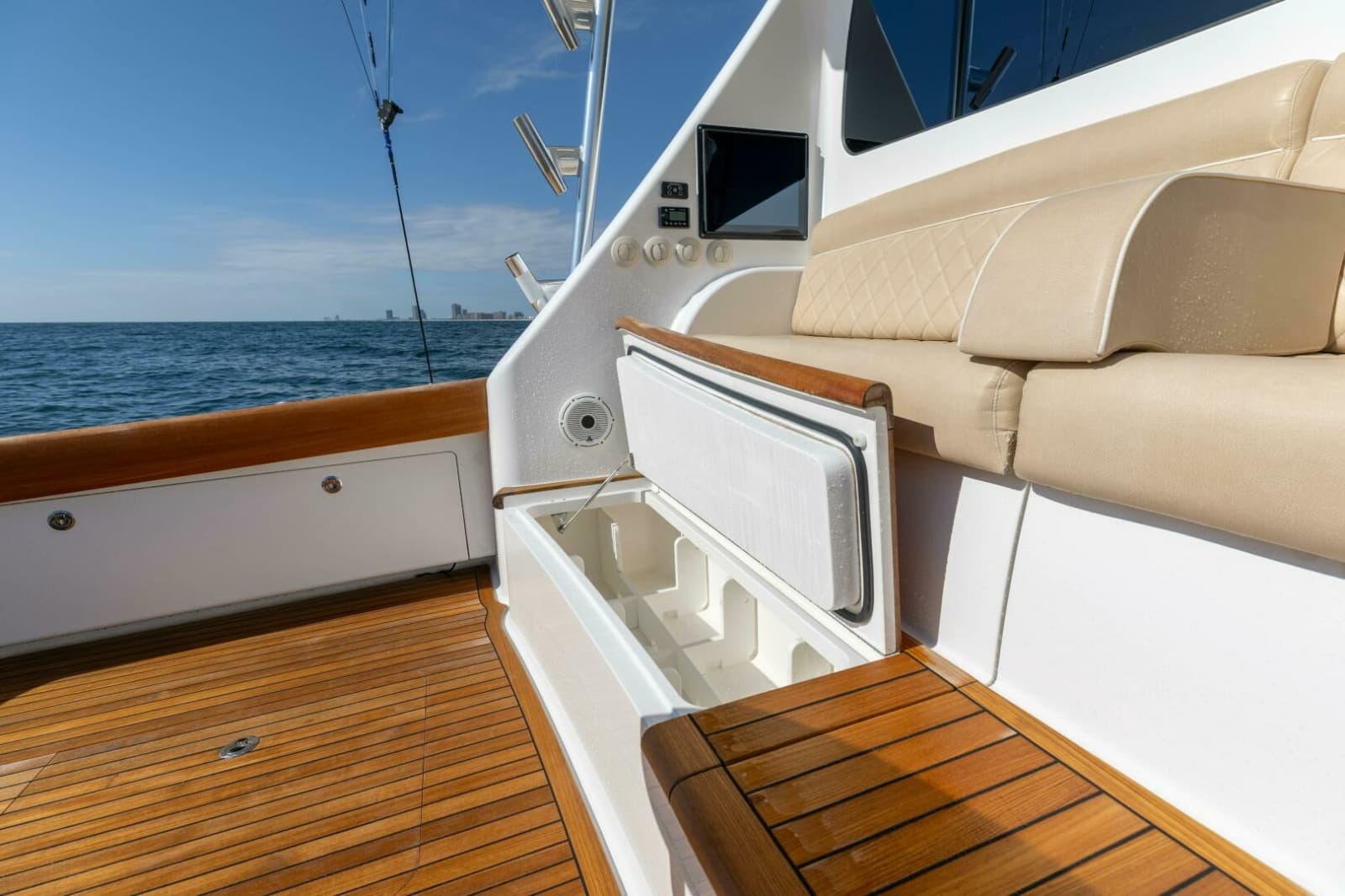 2020 Viking 62 Convertible - Photo 36