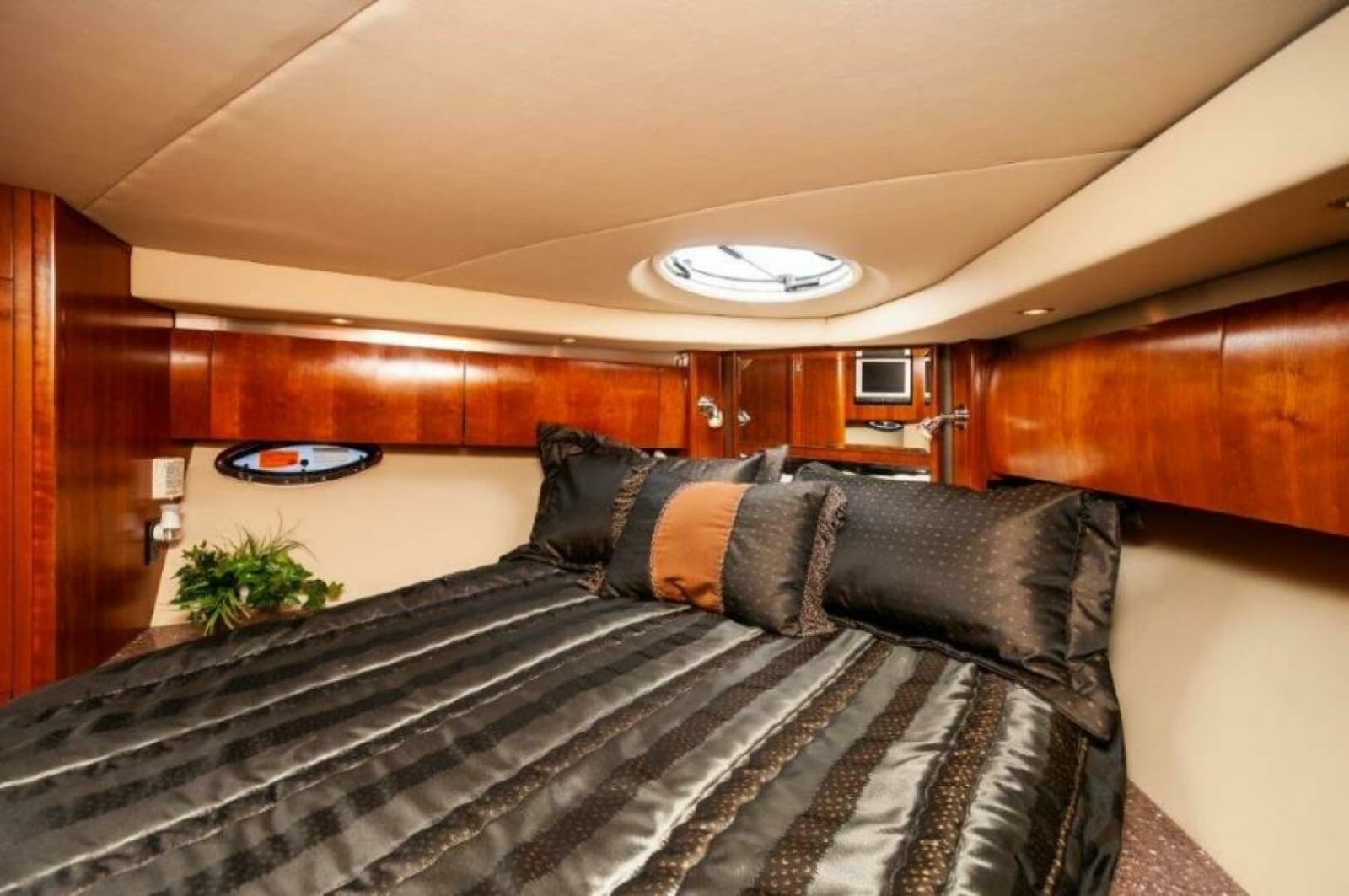 2006 Cruisers Yachts 477 Sport Sedan - Photo 16