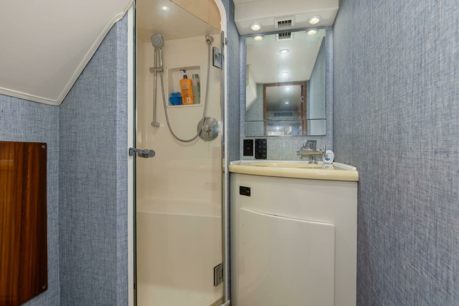 2001 Viking 65 Enclosed Bridge - Photo 51