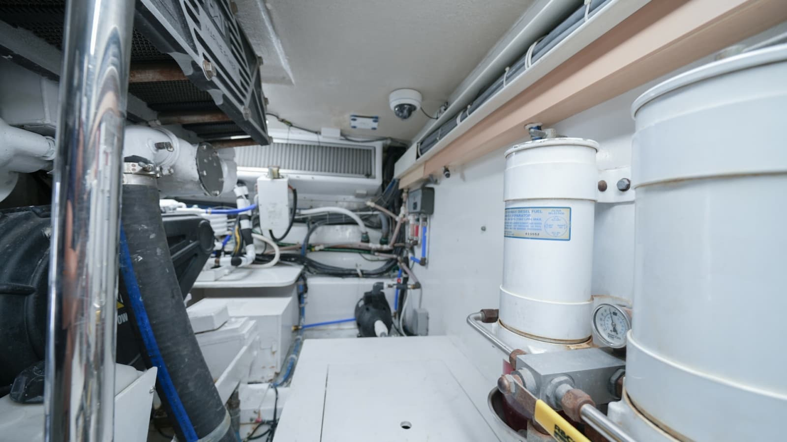 2001 Hatteras 60 Convertible - Photo 22