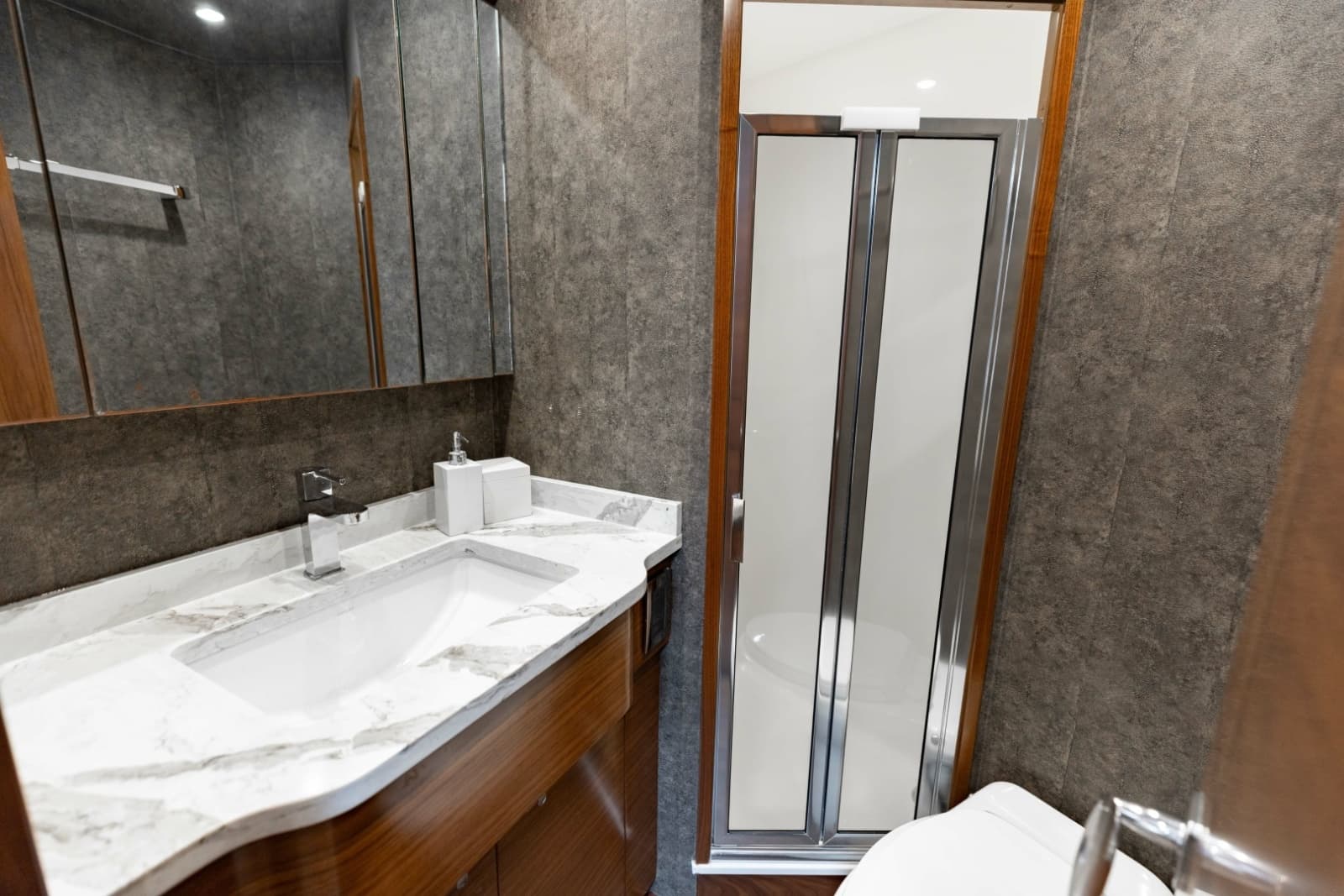 2023 Viking 72 Convertible - Photo 50