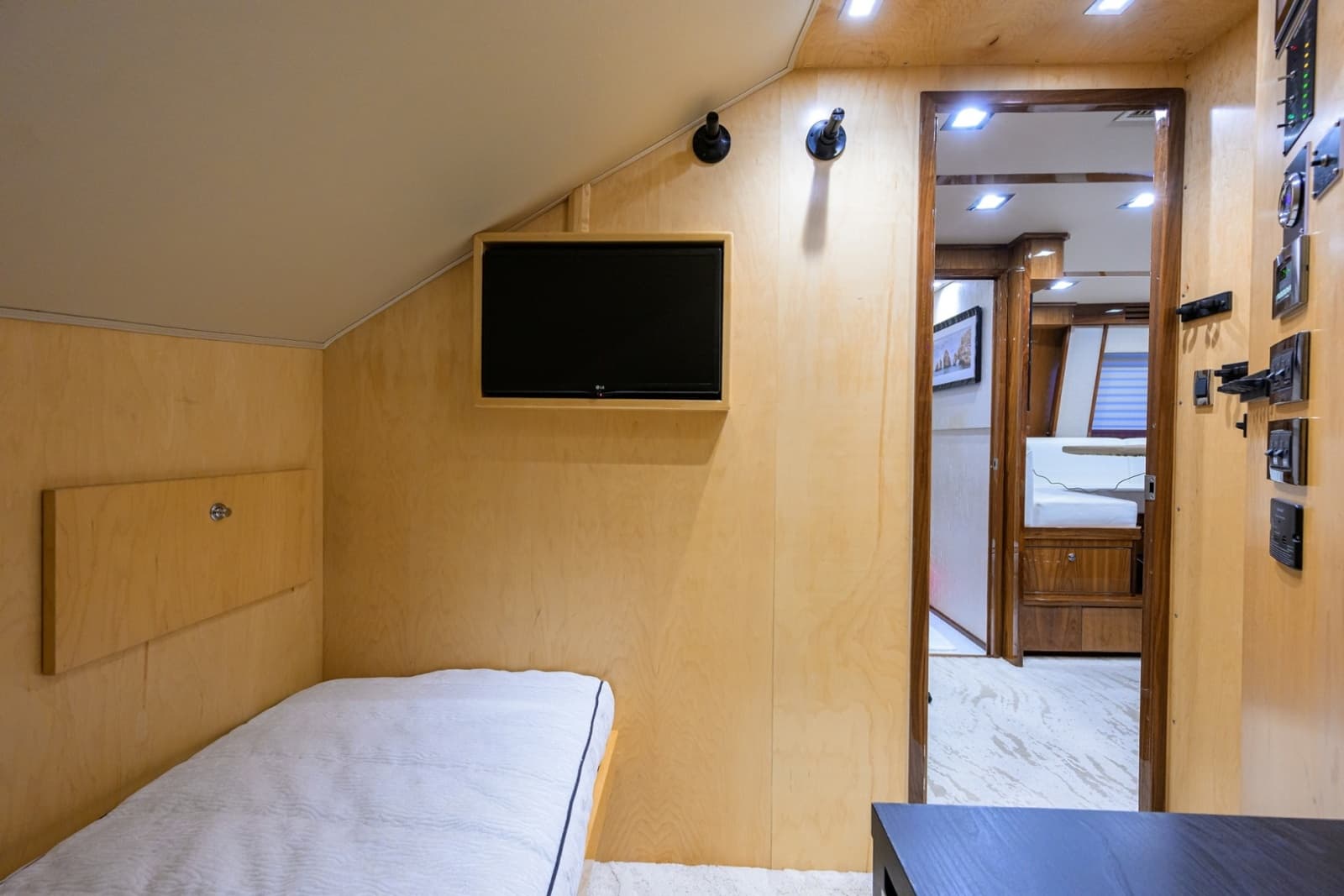 2023 Viking 80 Skybridge - Photo 10