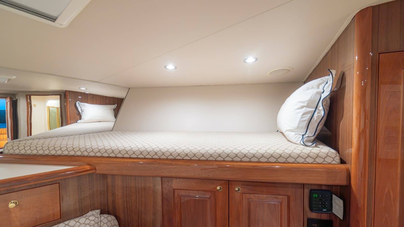 2005 Viking 61 Convertible - Photo 42