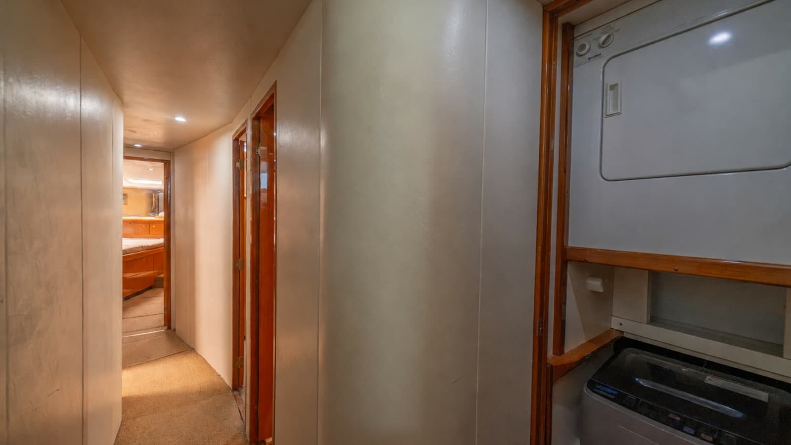 2002 Viking 61 Convertible - Photo 16