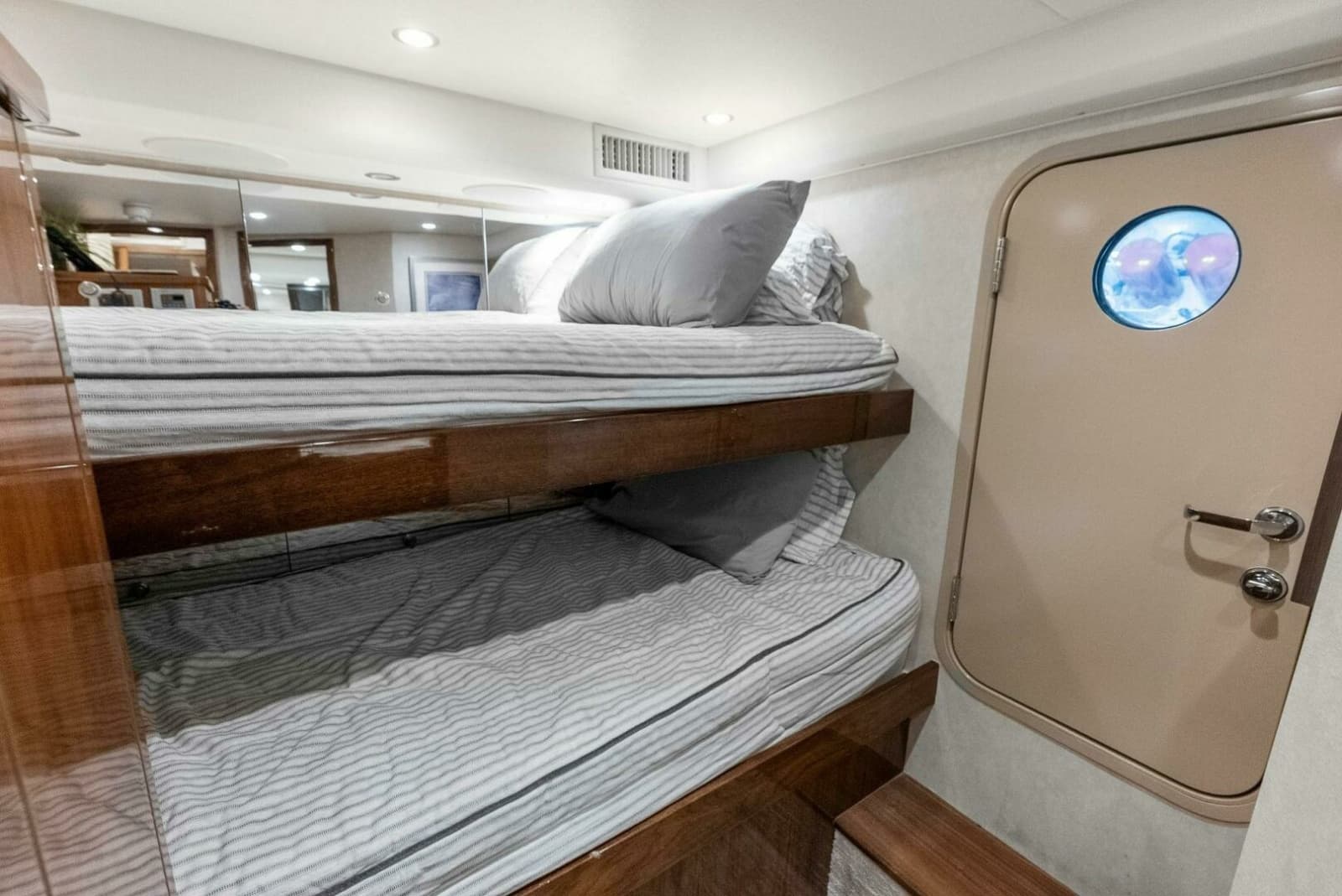 2022 Viking 68 Enclosed Bridge - Photo 47