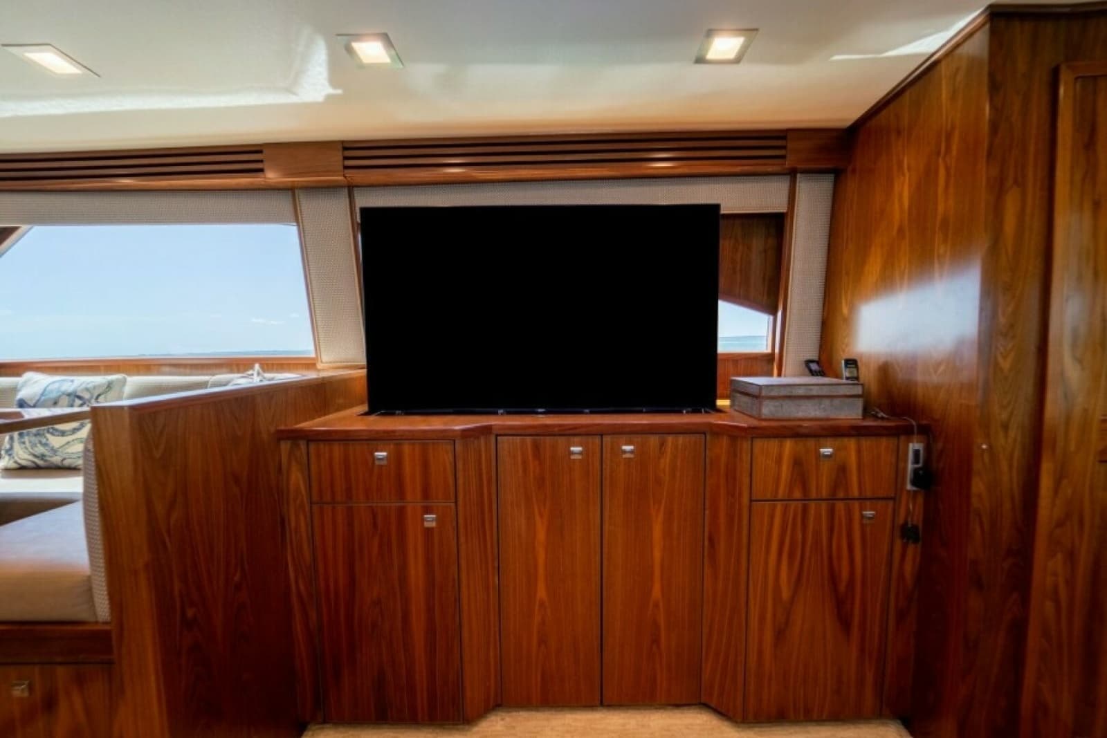 2018 Viking 72 Convertible - Photo 37