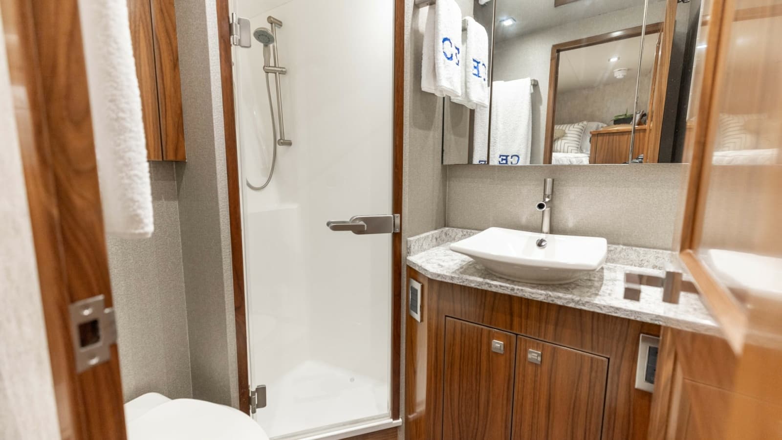 2016 Viking 80 Convertible - Photo 37