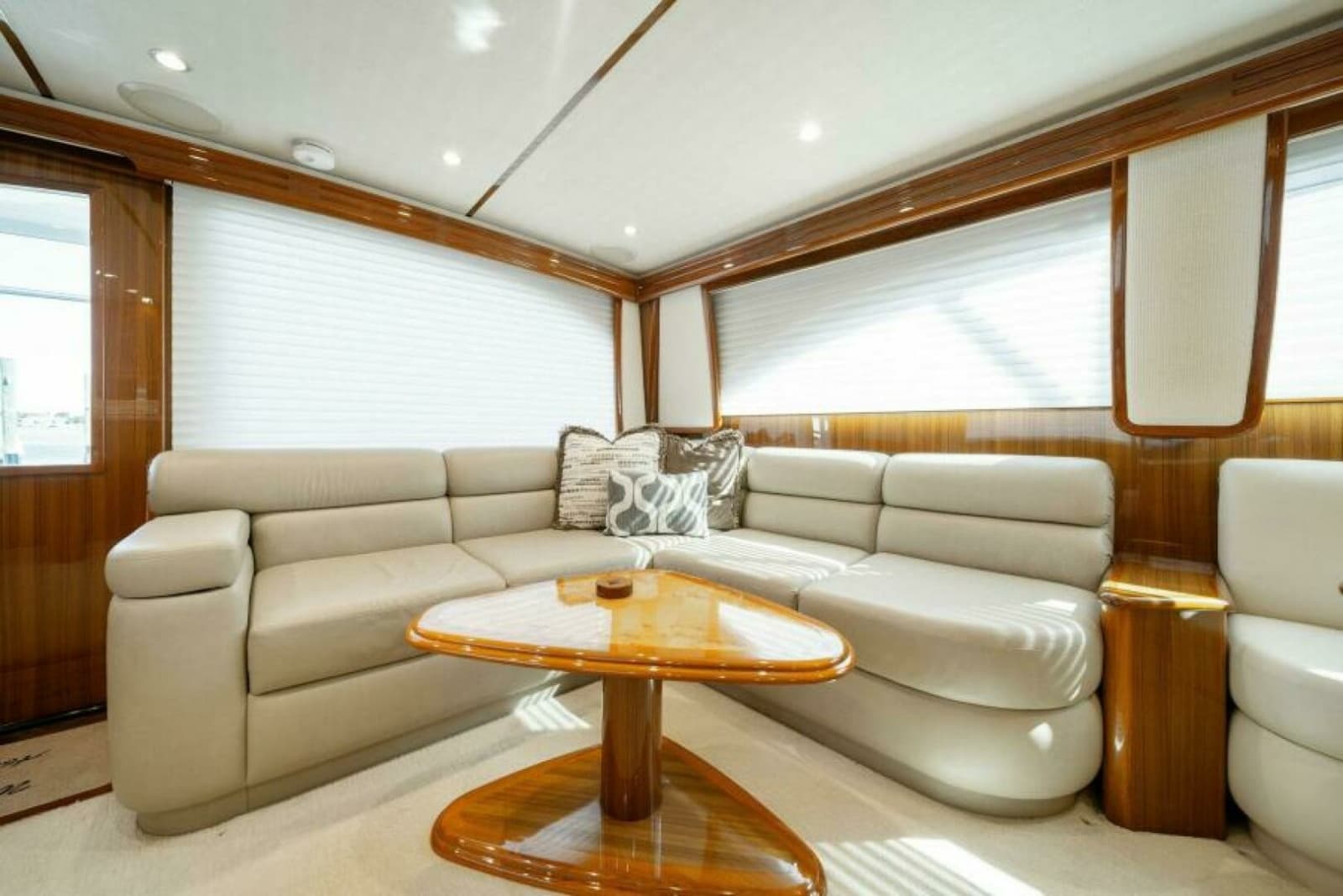 2016 Viking 55 Convertible - Photo 10