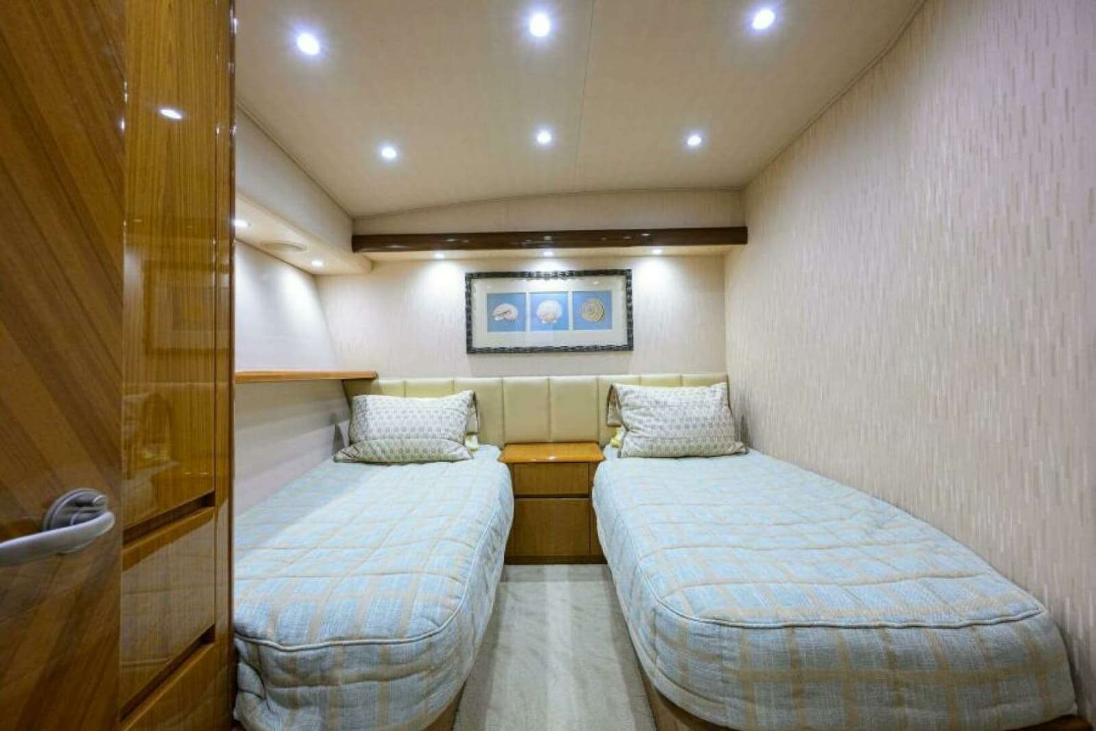 2013 Viking 82 Convertible - Photo 33