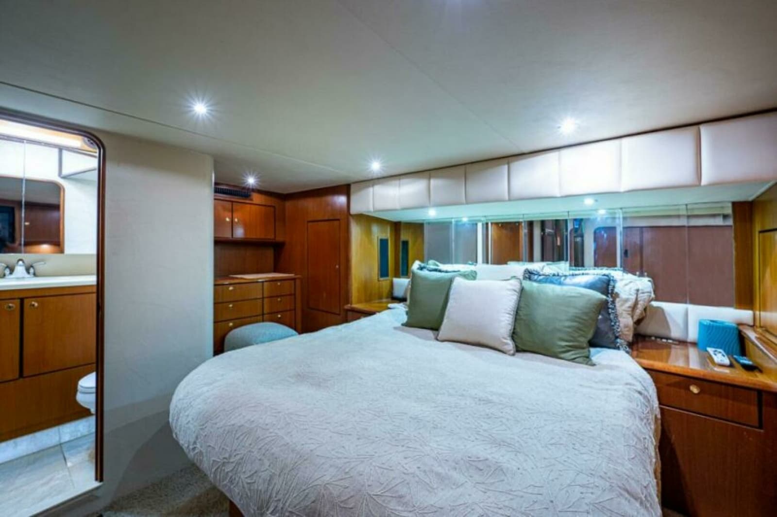 1999 Ocean Yachts 60 Convertible - Photo 45