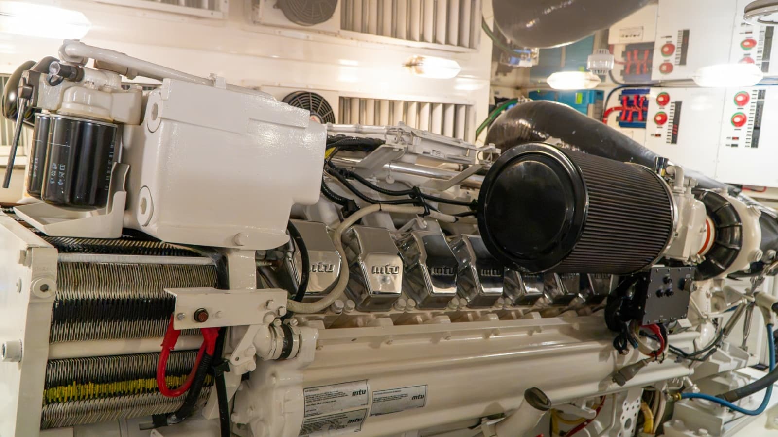 2014 Viking 66 Convertible - Photo 45