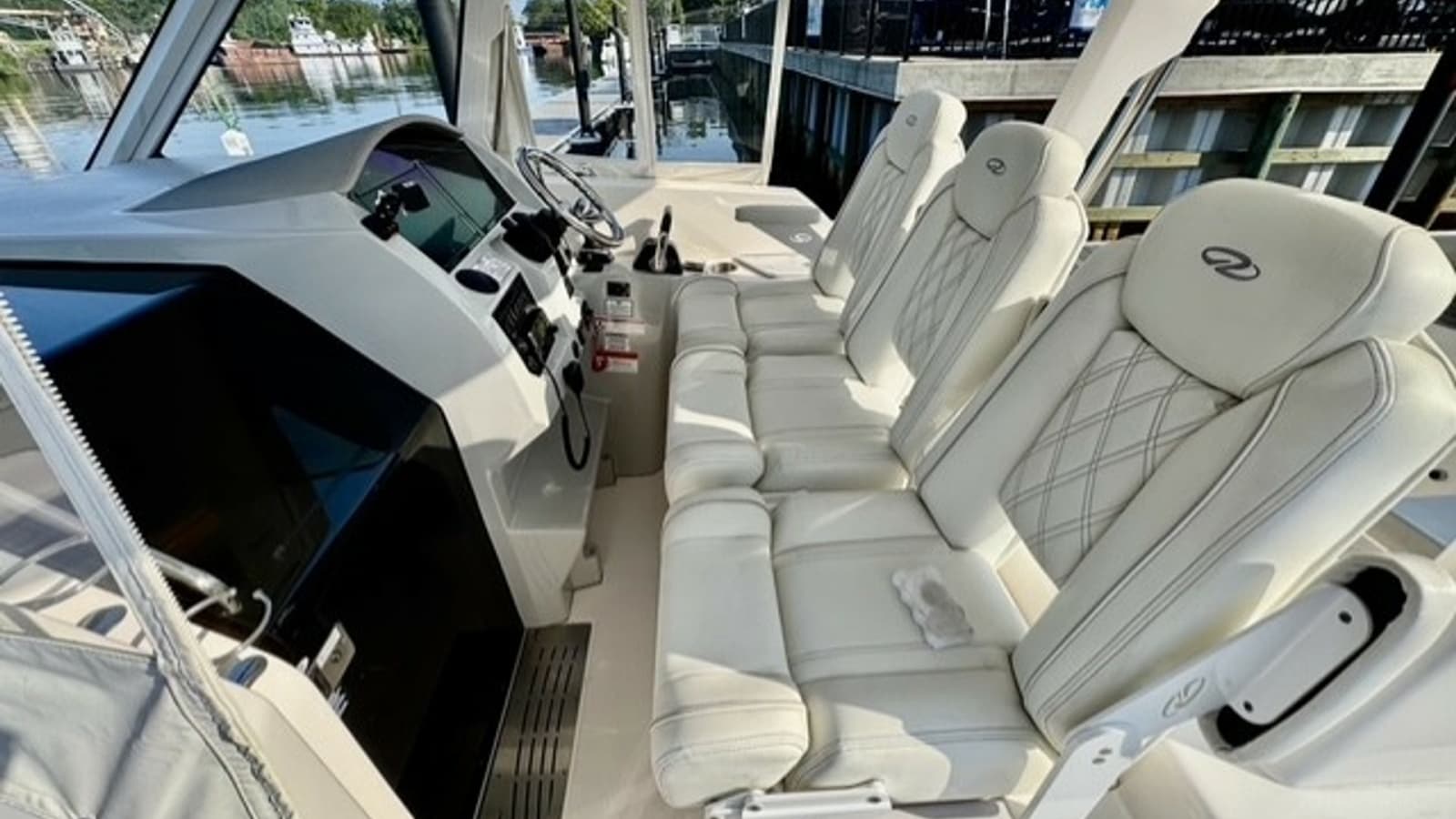2021 Regal 33 SAV - Photo 4