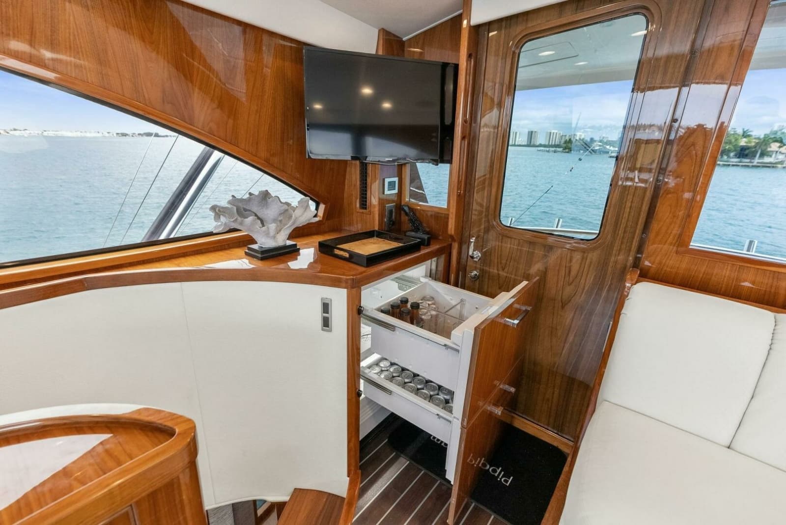 2022 Viking 68 Enclosed Bridge - Photo 26