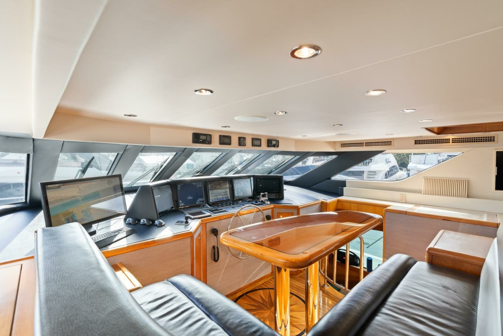 2005 Hatteras 100 Motor Yacht - Photo 27