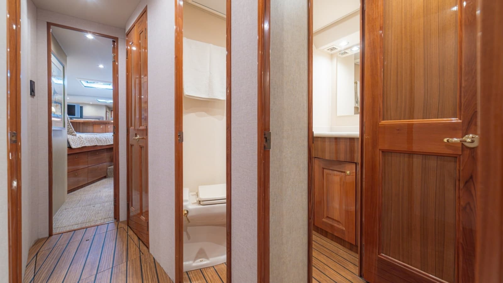 2005 Viking 61 Convertible - Photo 26