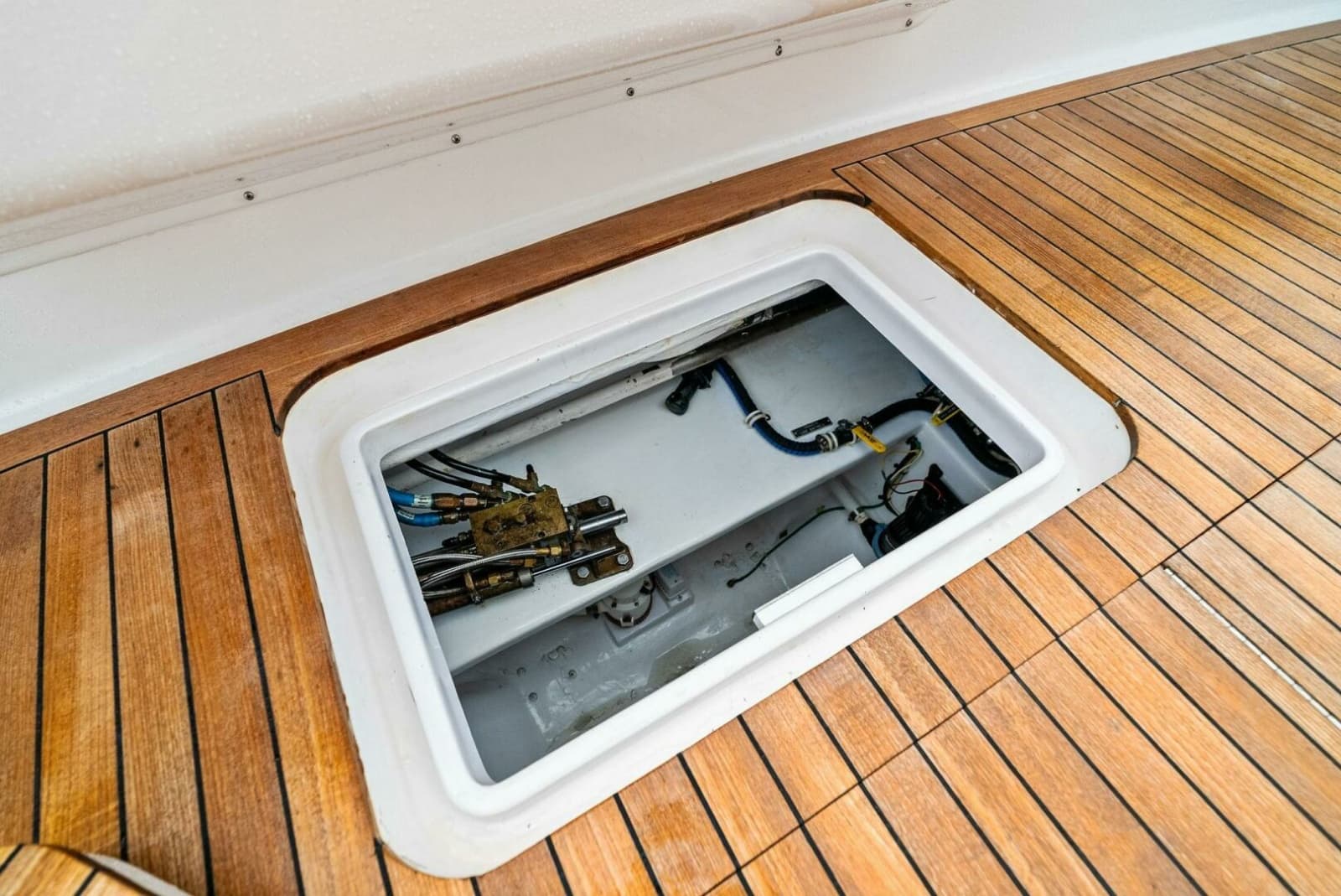 2006 Viking 61 Convertible - Photo 56