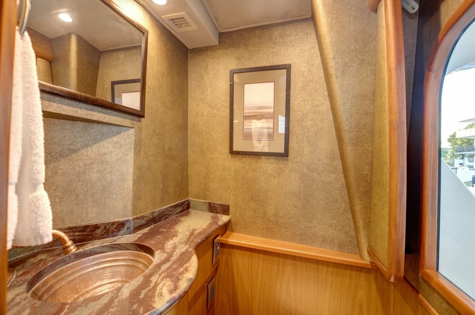 2010 Viking 82 Convertible - Photo 11