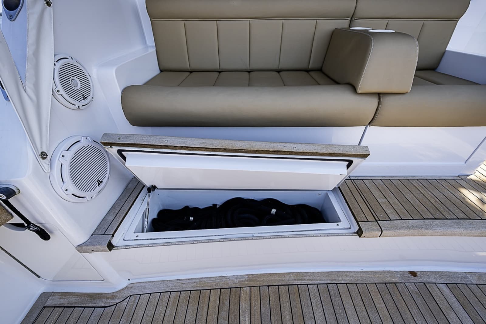 2002 Viking 52 Convertible - Photo 32
