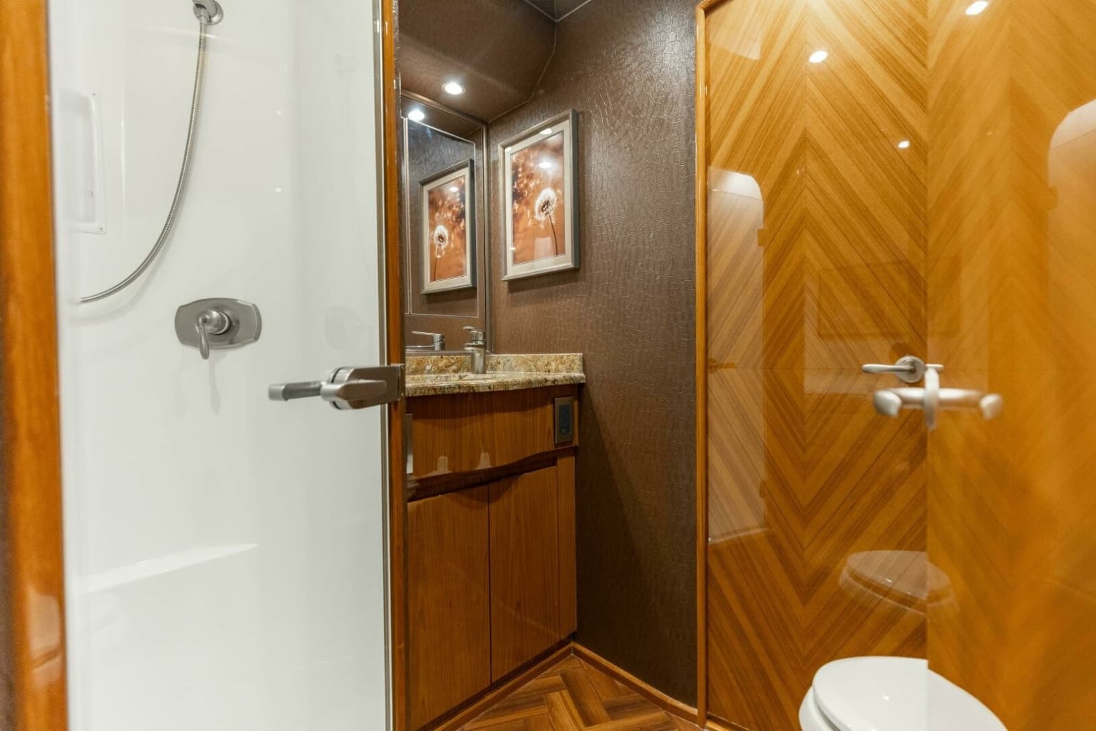 2013 Viking 76 Convertible - Photo 43