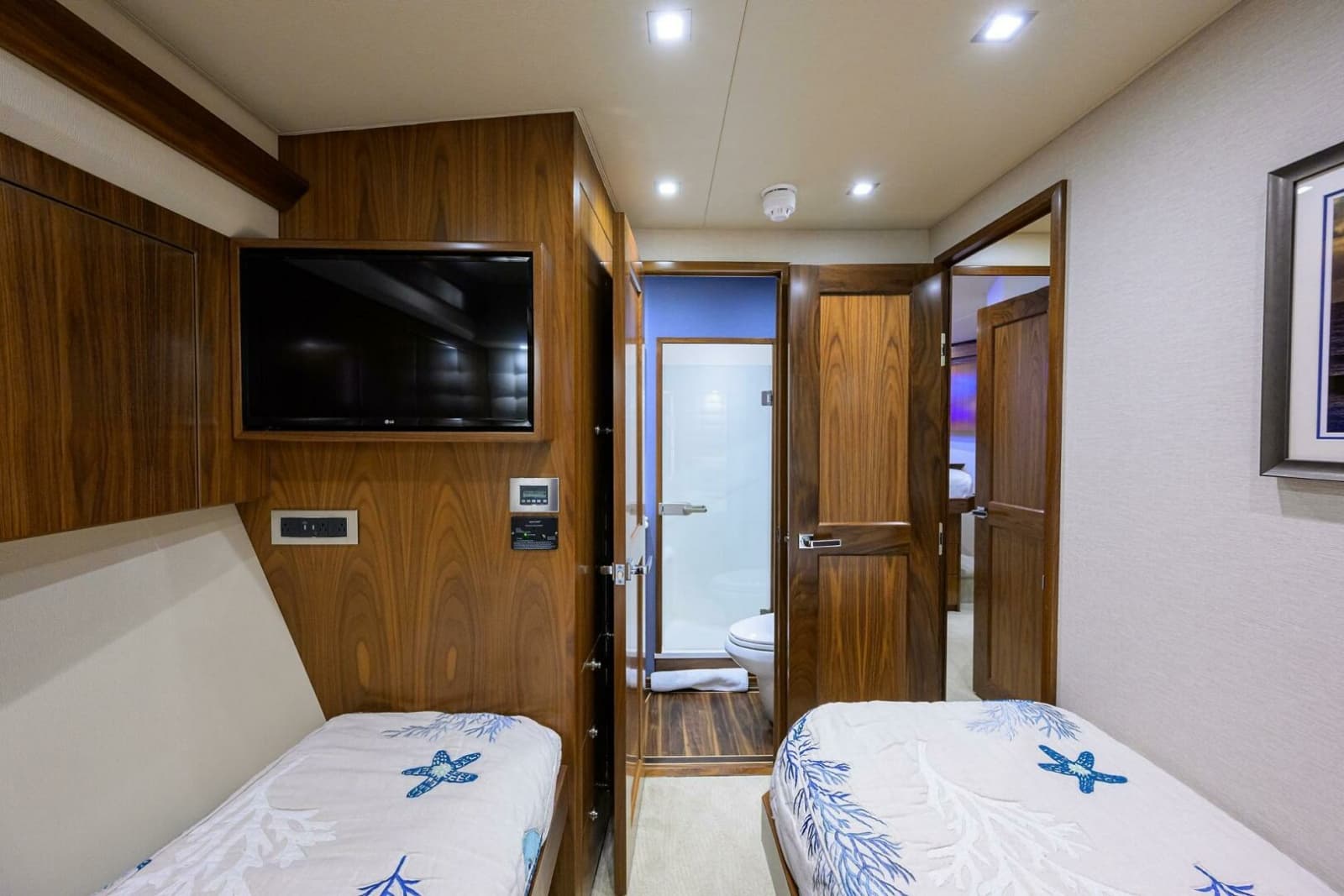 2020 Viking 92 Enclosed Bridge - Photo 22