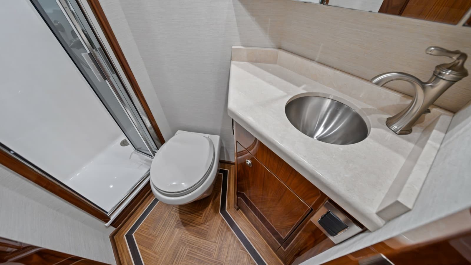 2021 Viking 72 Enclosed Bridge - Photo 43