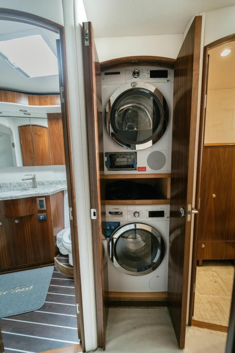 2021 Viking 58 Convertible - Photo 7
