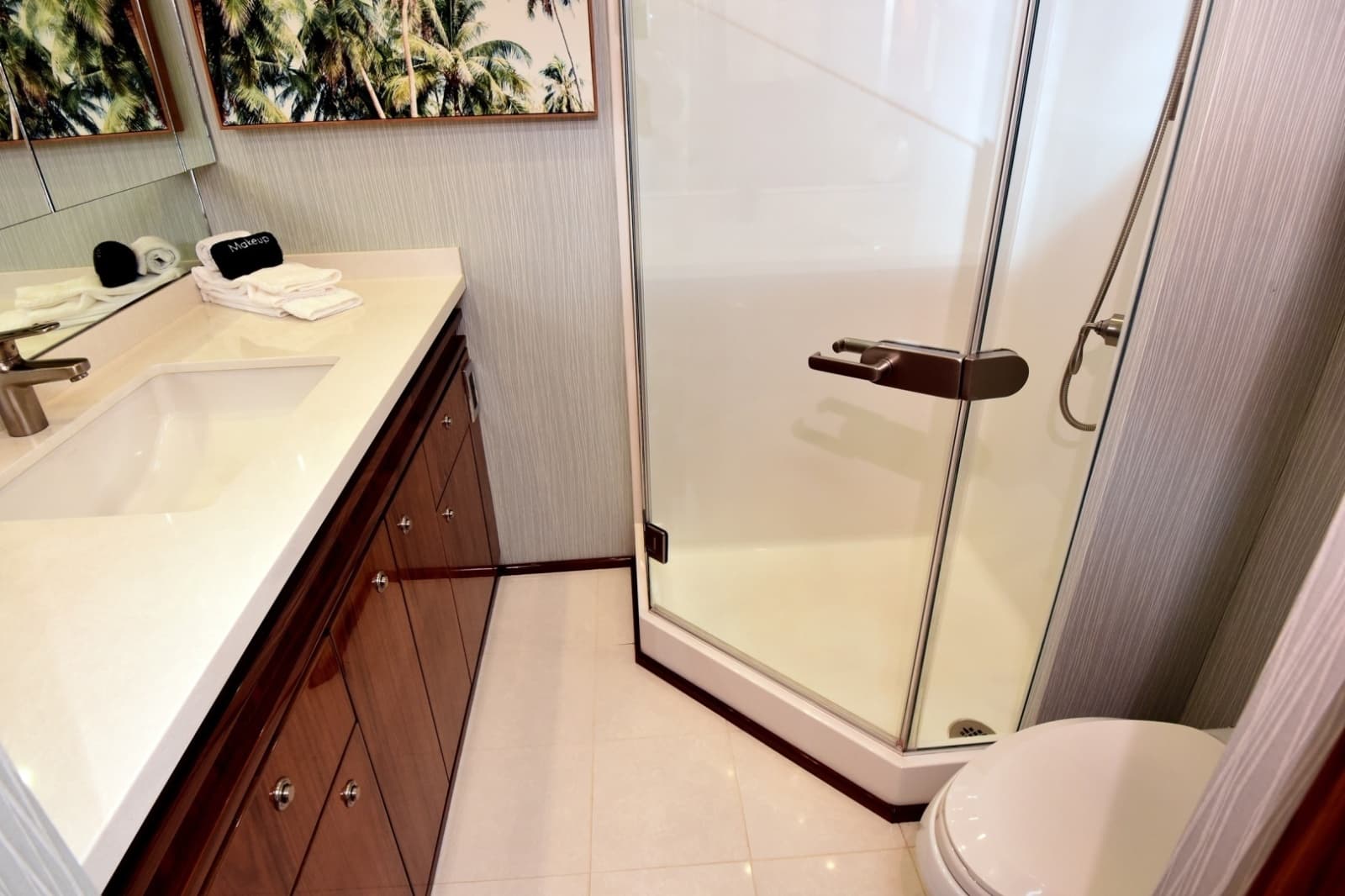 2019 Viking 80 Skybridge - Photo 73