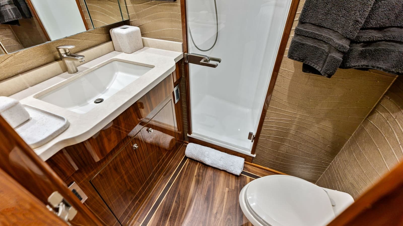 2017 Viking 80 Convertible - Photo 29