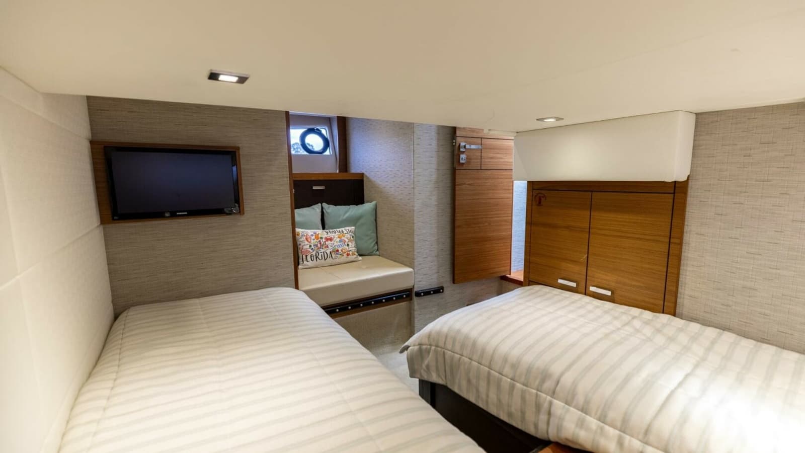 2015 Tiara Yachts 44 Coupe - Photo 33