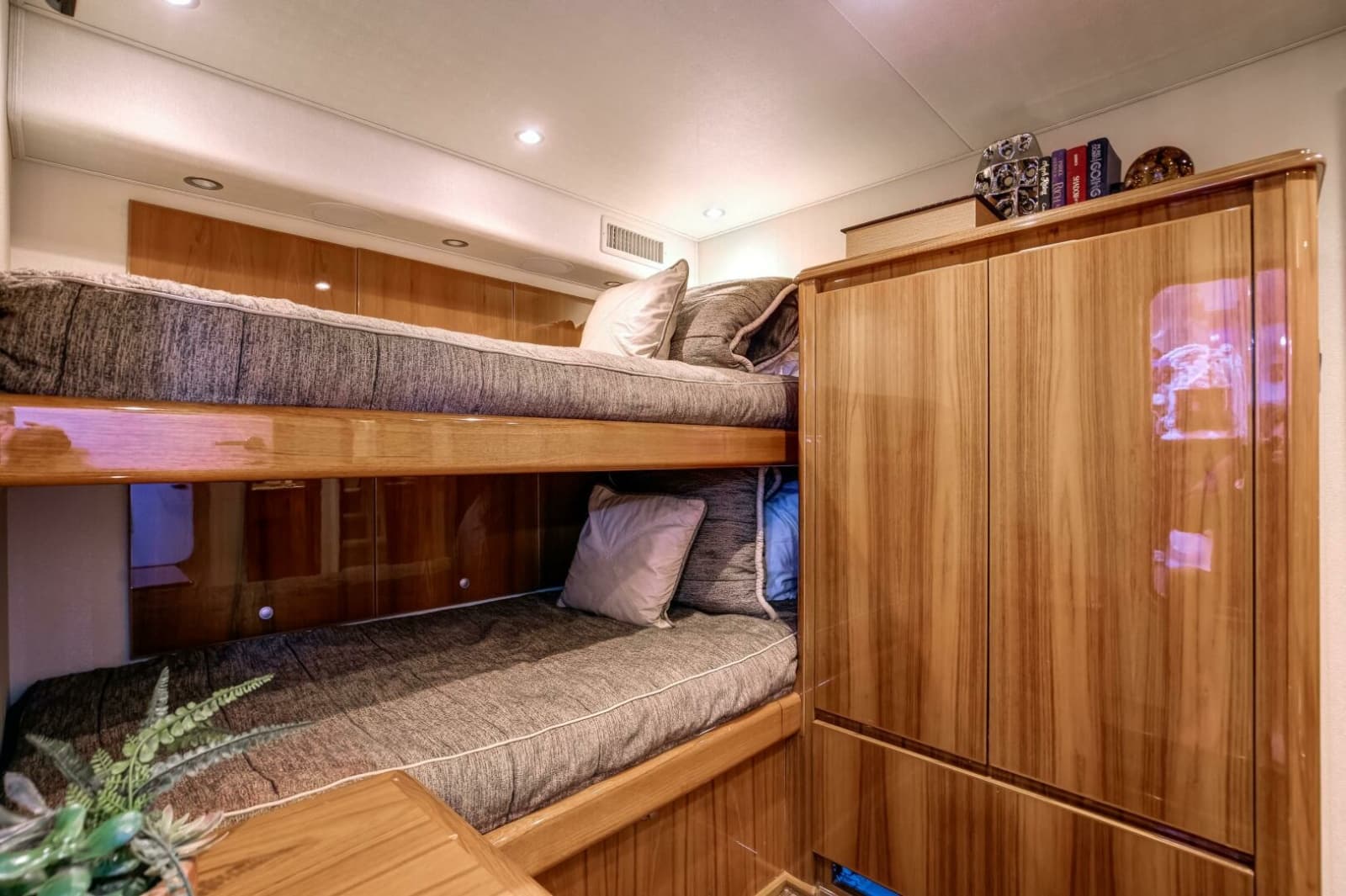 2015 Viking 70 Convertible - Photo 14