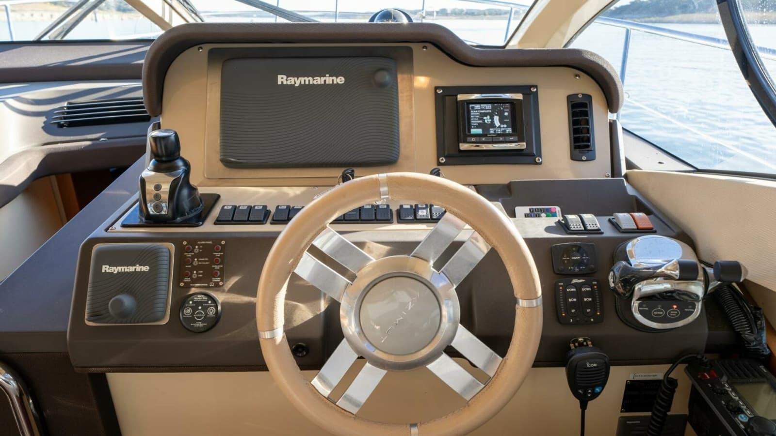 2013 Azimut 40 Flybridge - Photo 13