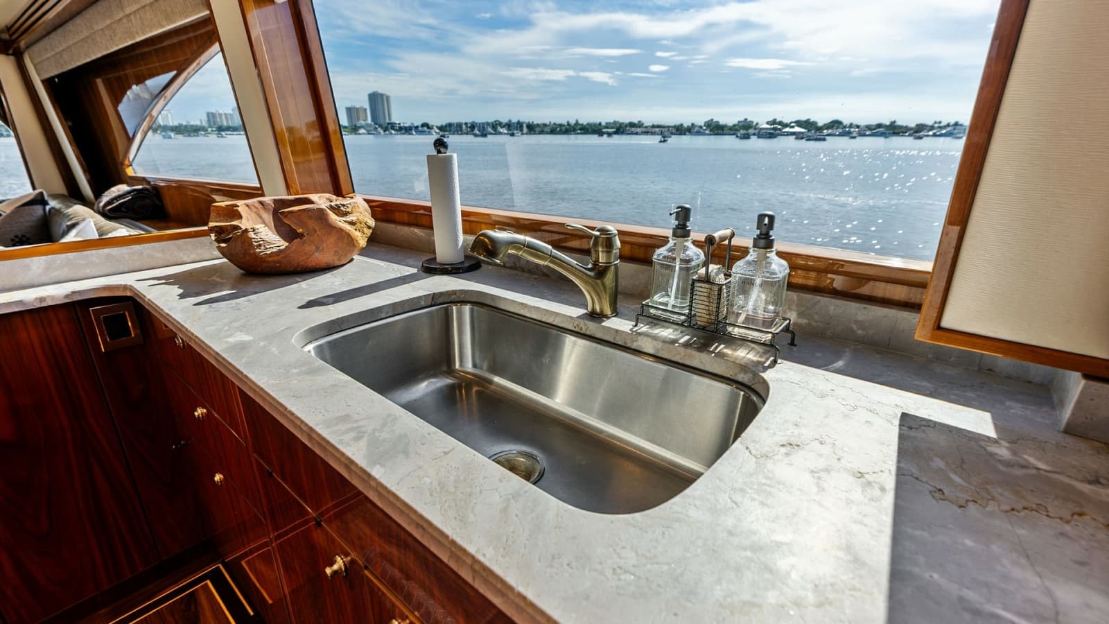 2017 Viking 80 Convertible - Photo 13