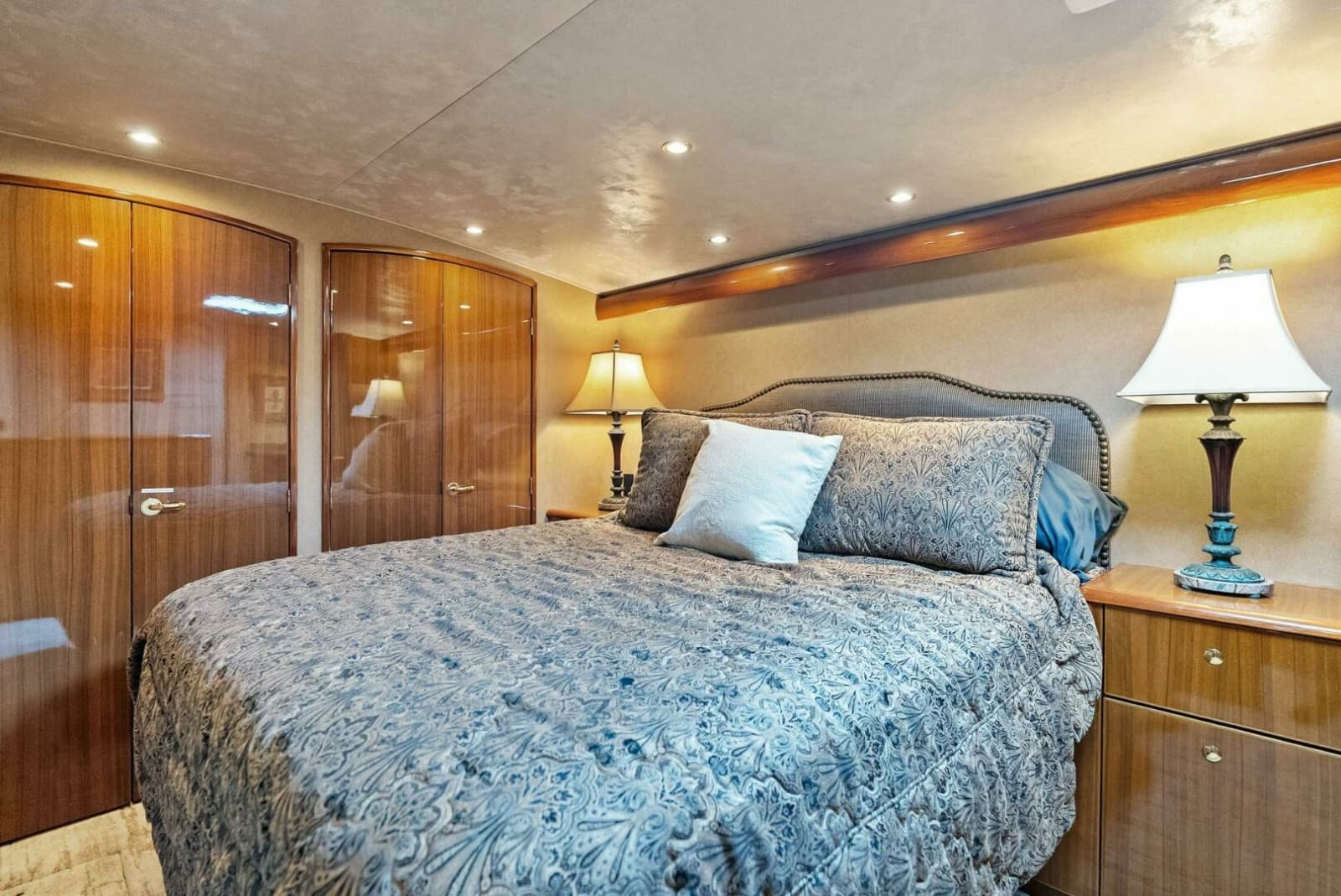 2006 Viking 61 Convertible - Photo 5