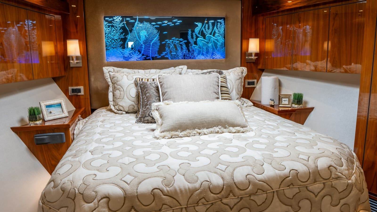 2020 Viking 92 Skybridge - Photo 4