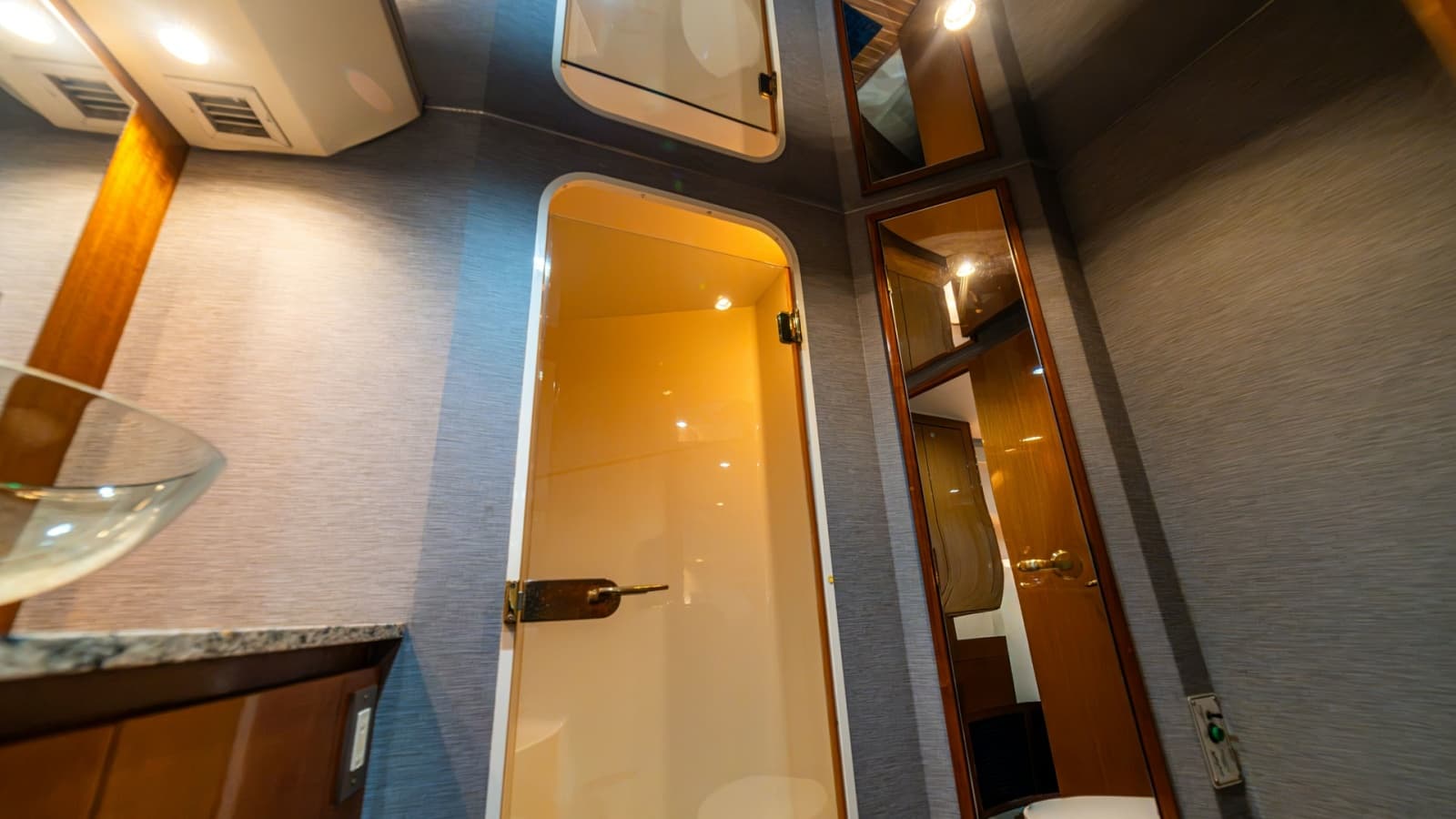 2001 Viking 61 Convertible - Photo 30