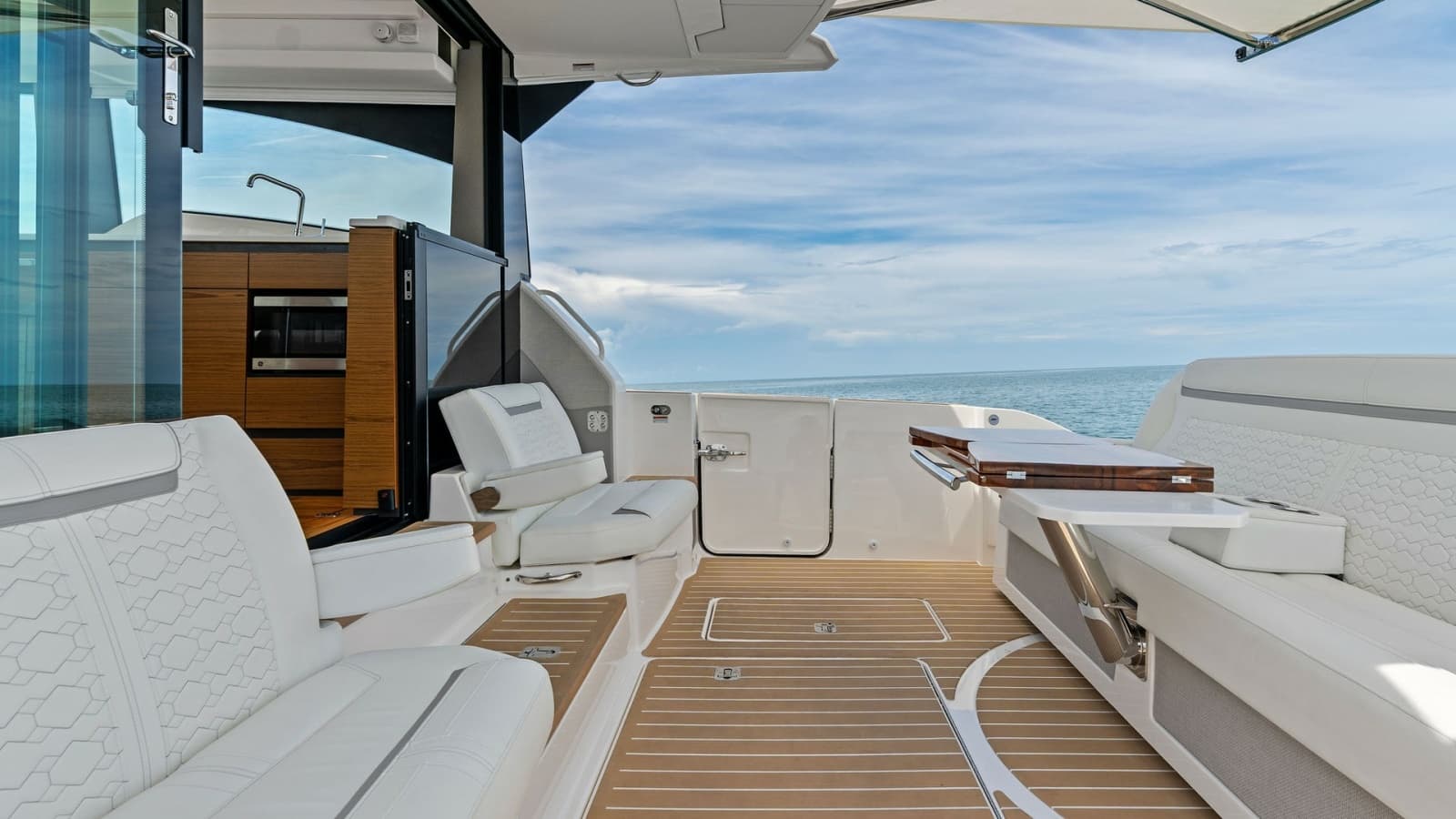 2025 Tiara Yachts 48LE - Photo 31
