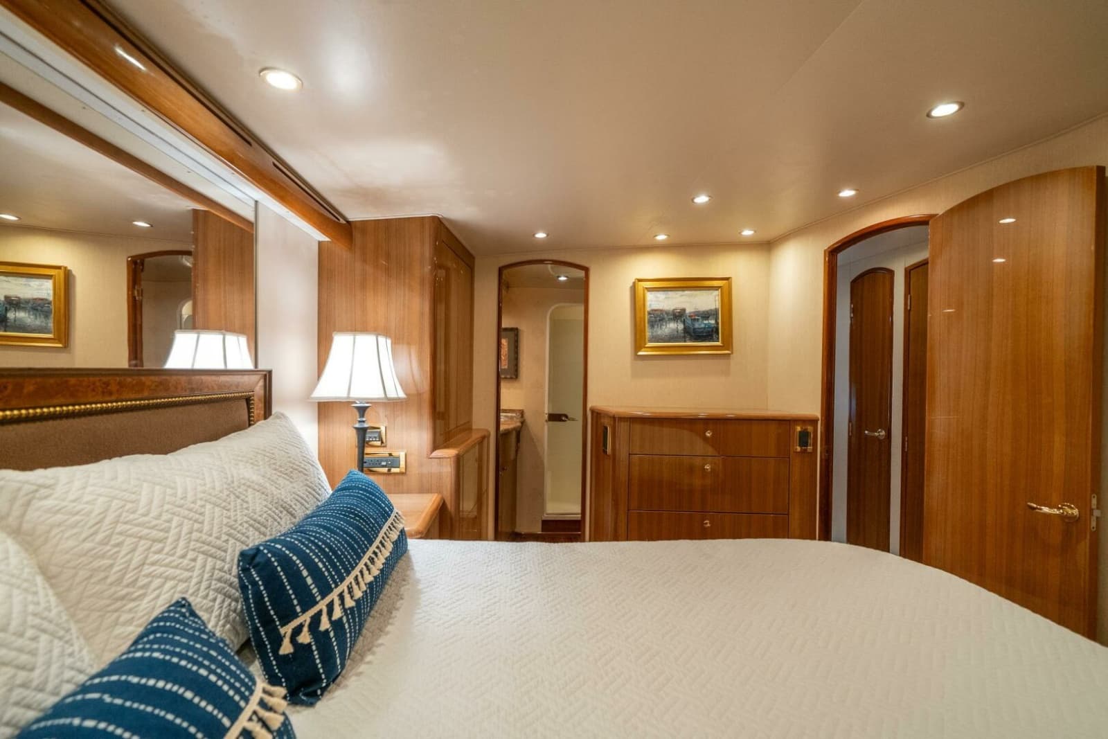 2006 Viking 68 Convertible - Photo 31