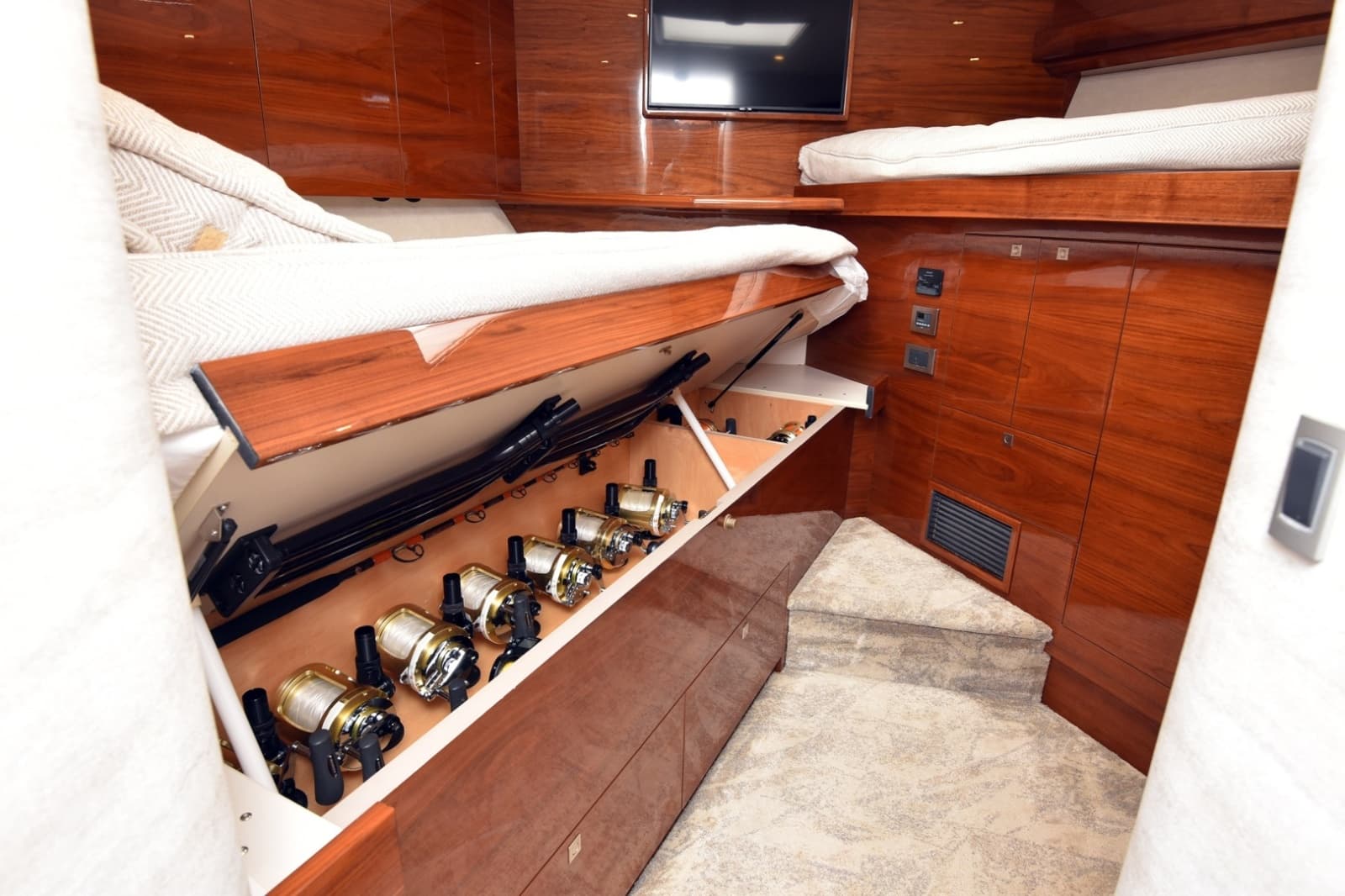 2024 Viking 90 Skybridge - Photo 18