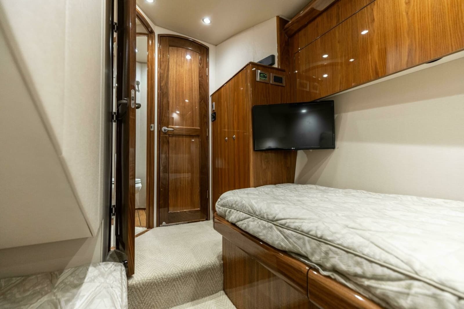 2020 Viking 62 Convertible - Photo 23