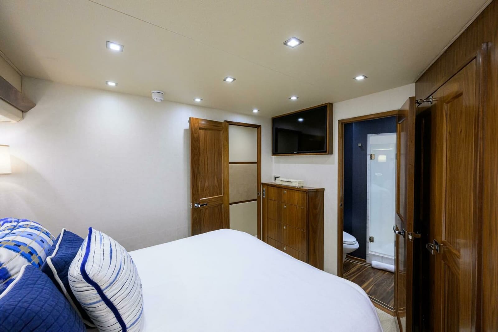 2020 Viking 92 Enclosed Bridge - Photo 29