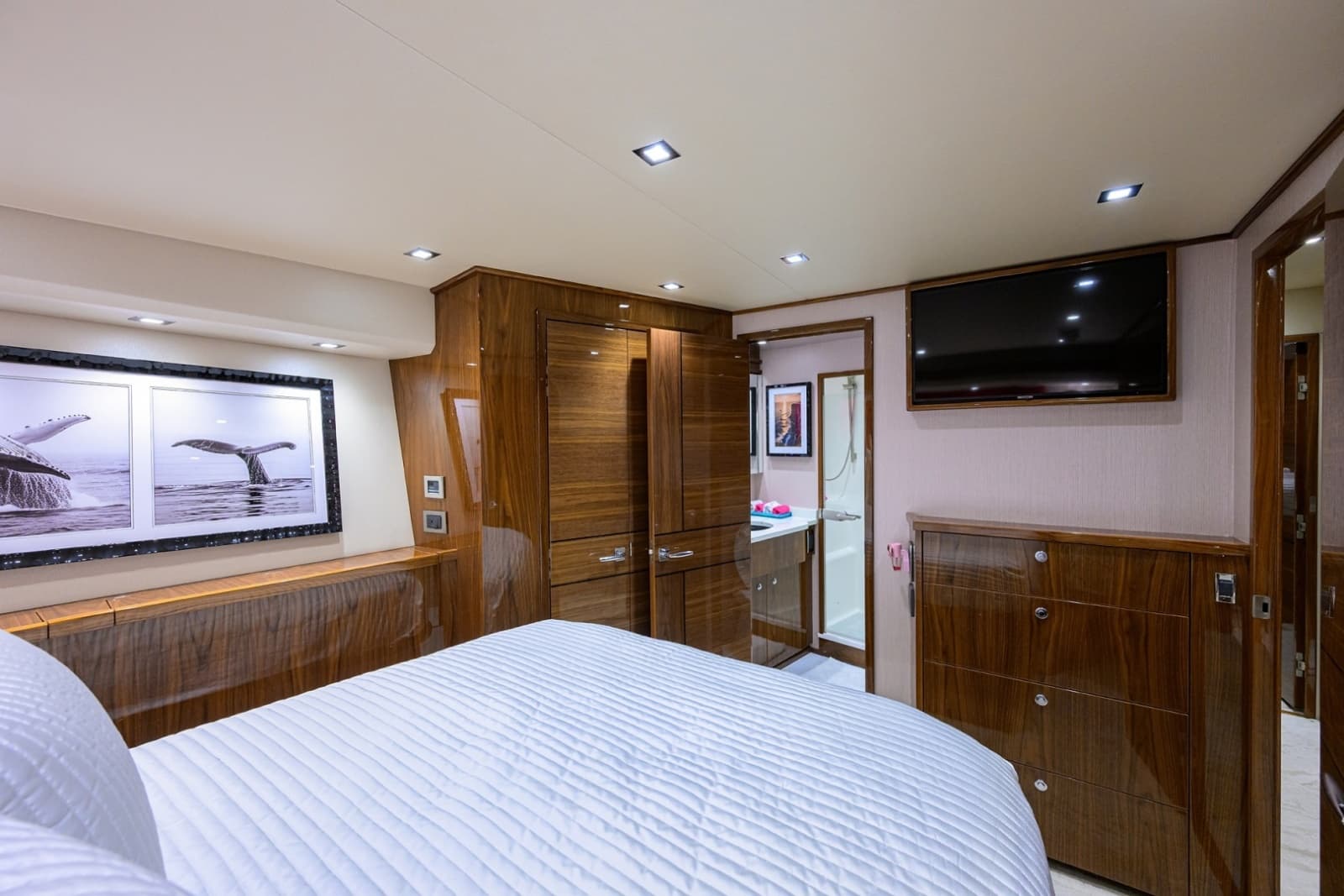 2023 Viking 80 Skybridge - Photo 28