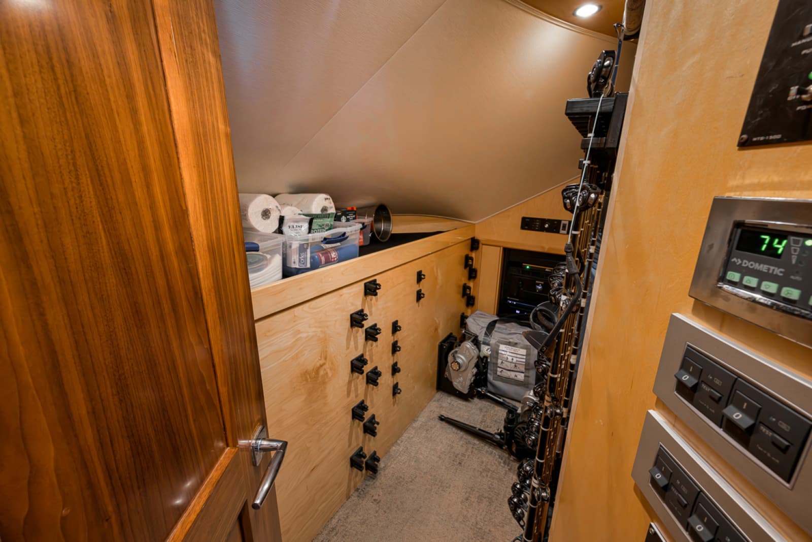2020 Viking 68 Convertible - Photo 10