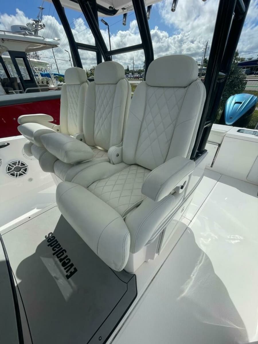 2022 Everglades 335 Center Console - Photo 20
