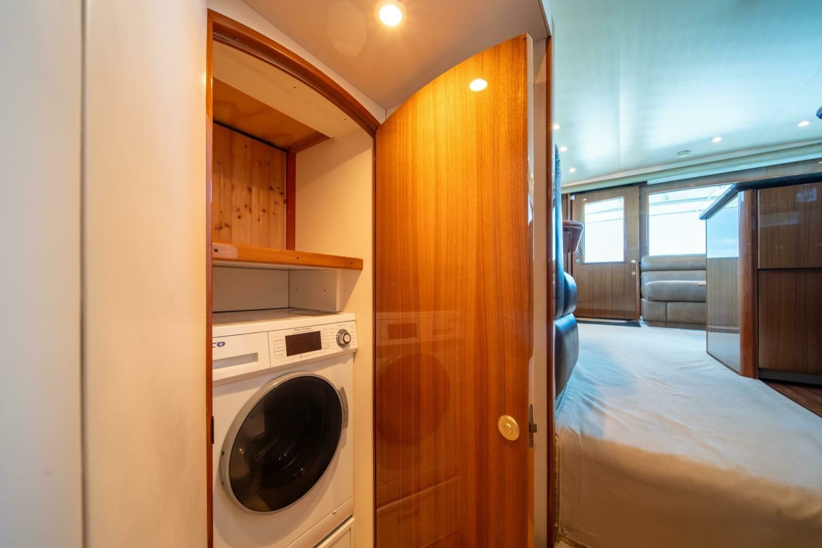 2006 Viking 52 Convertible - Photo 26