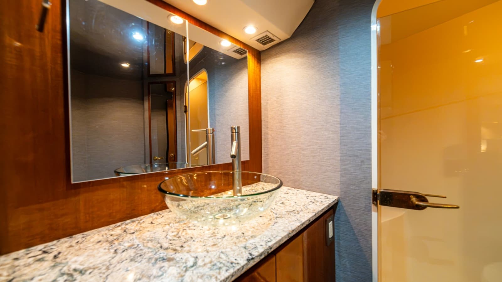 2001 Viking 61 Convertible - Photo 28
