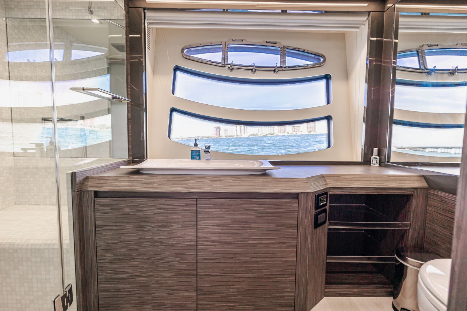 2017 Pershing 82 VHP - Photo 33