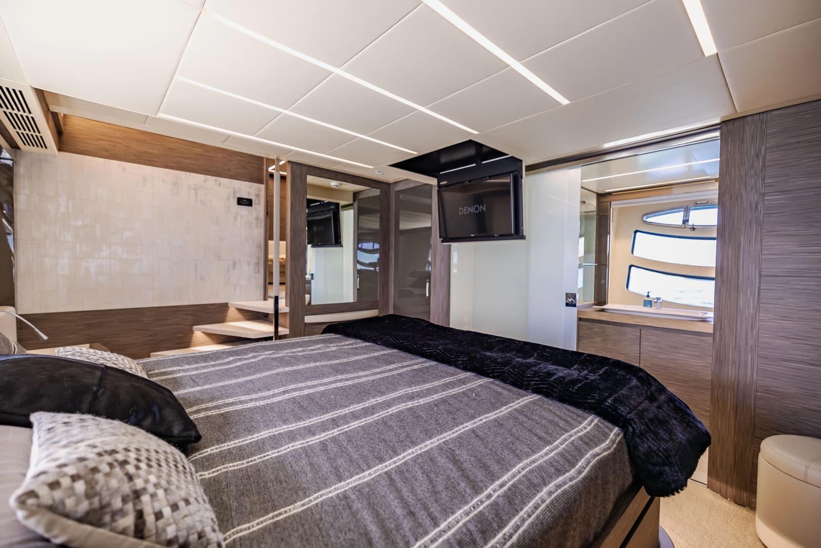 2017 Pershing 82 VHP - Photo 31