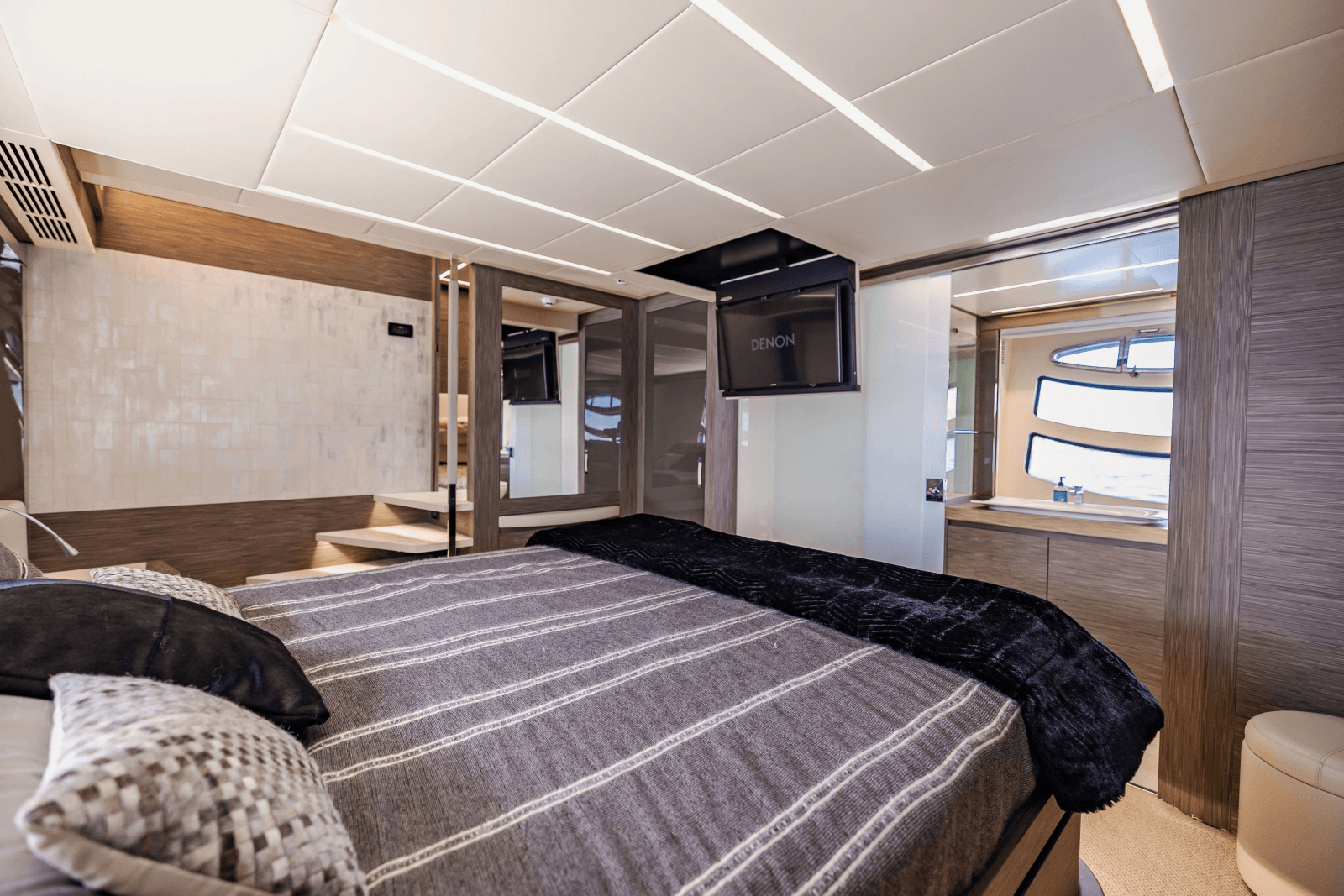 2017 Pershing 82 VHP - Photo 31