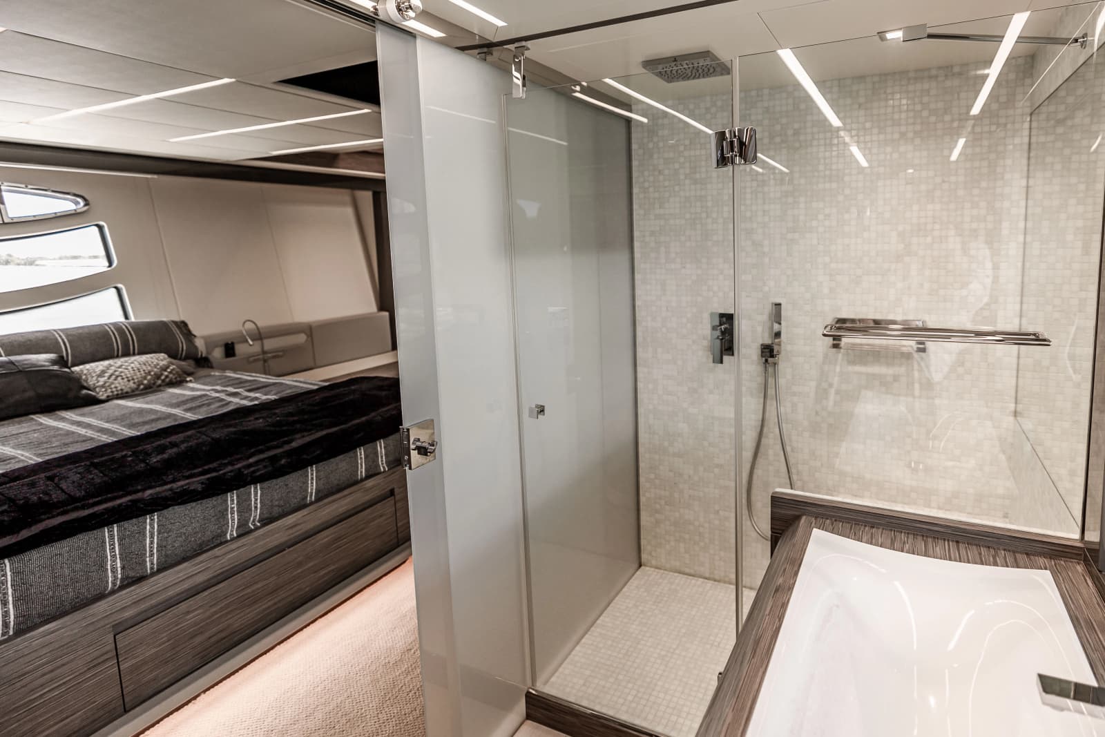 2017 Pershing 82 VHP - Photo 32