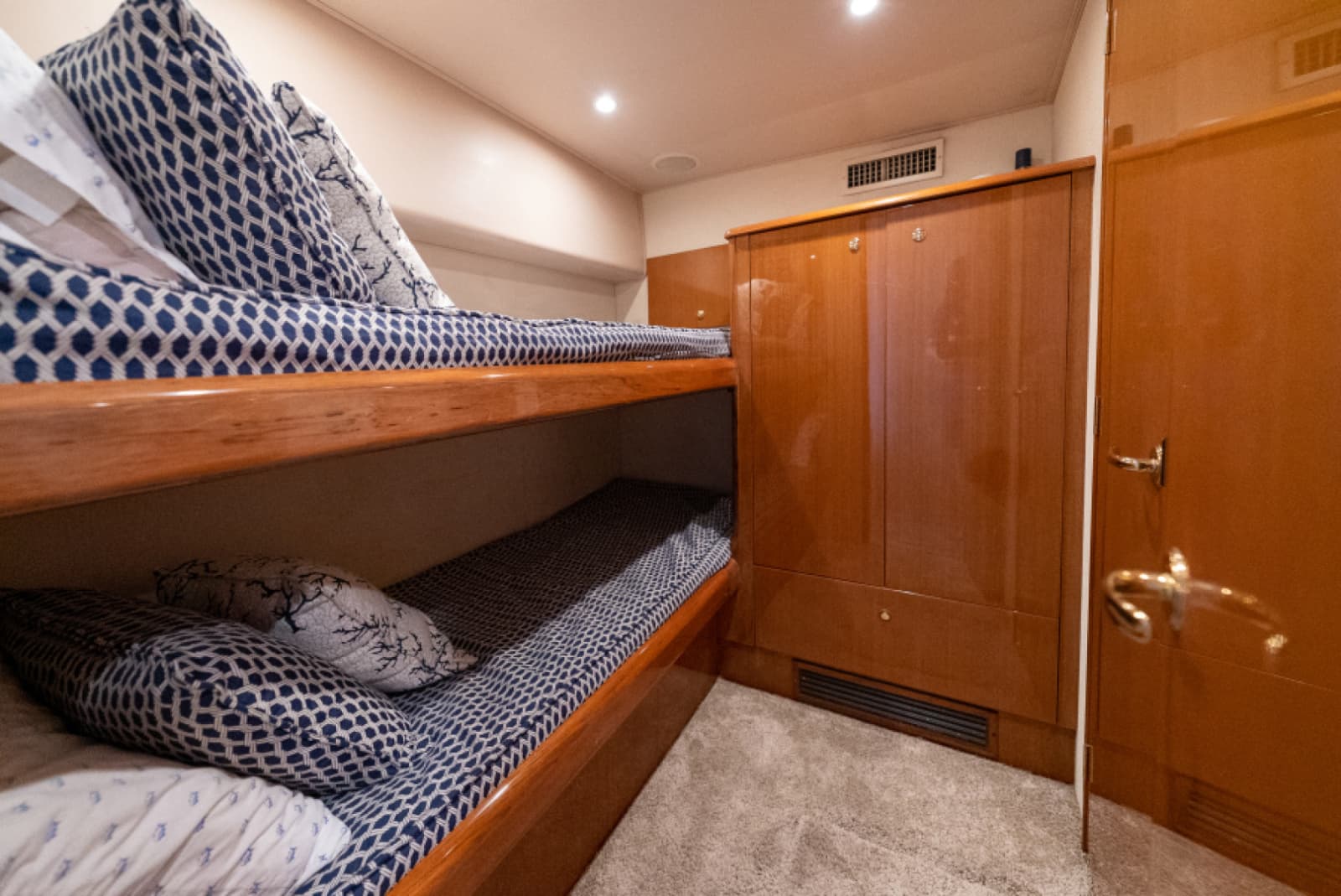 2003 Viking 45 Convertible - Photo 31